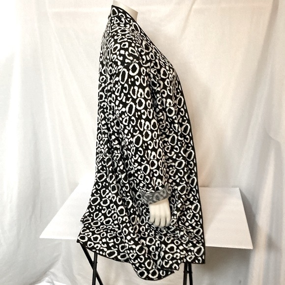 BELLA RODRIGUEZ Women’s Plus Size 2X Long Cardigan Print Pattern Black/White NWT - Picture 4 of 6